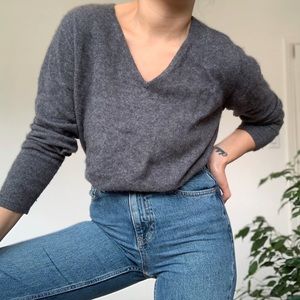 ⚡️3/$30⚡️Cashmere & Merino Wool V-neck Sweater